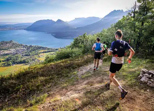 Vue sur le lac d'Annecy depuis les sentiers de la Maxi Race