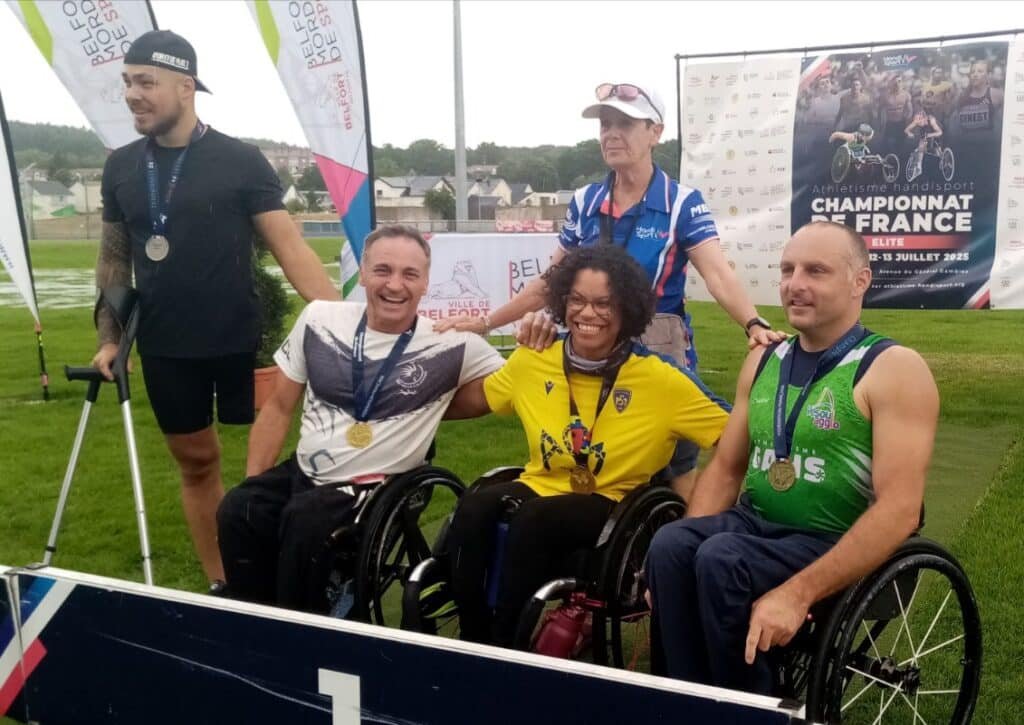 Championnats de France Handisport à Belfort : Julien Casoli remporte 3 médailles accompagné de nos juges et médecin sur le terrain ! 2 image00000111