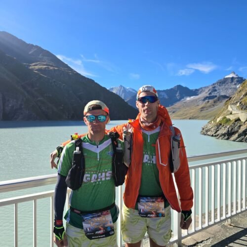 Deux coureurs de trail sur fond de lac glaciaire alpin