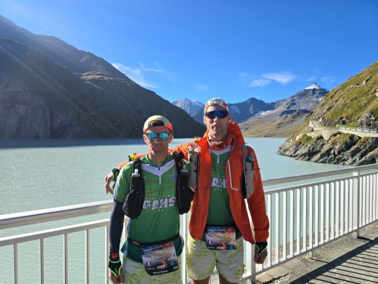 Deux coureurs de trail sur fond de lac glaciaire alpin